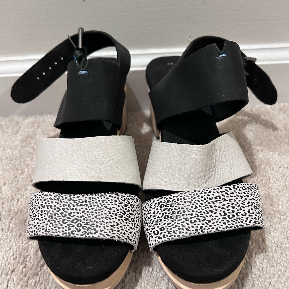 Toms Black and Cream Patterned Sandals